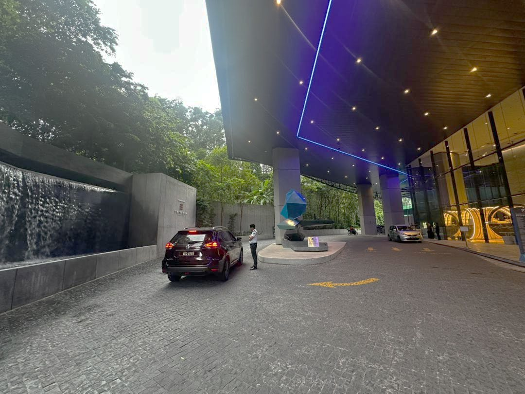 Covered Grand Drop-Off at The MET Corporate Towers